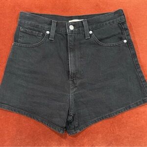 Black Levi’s high waisted mom shorts.